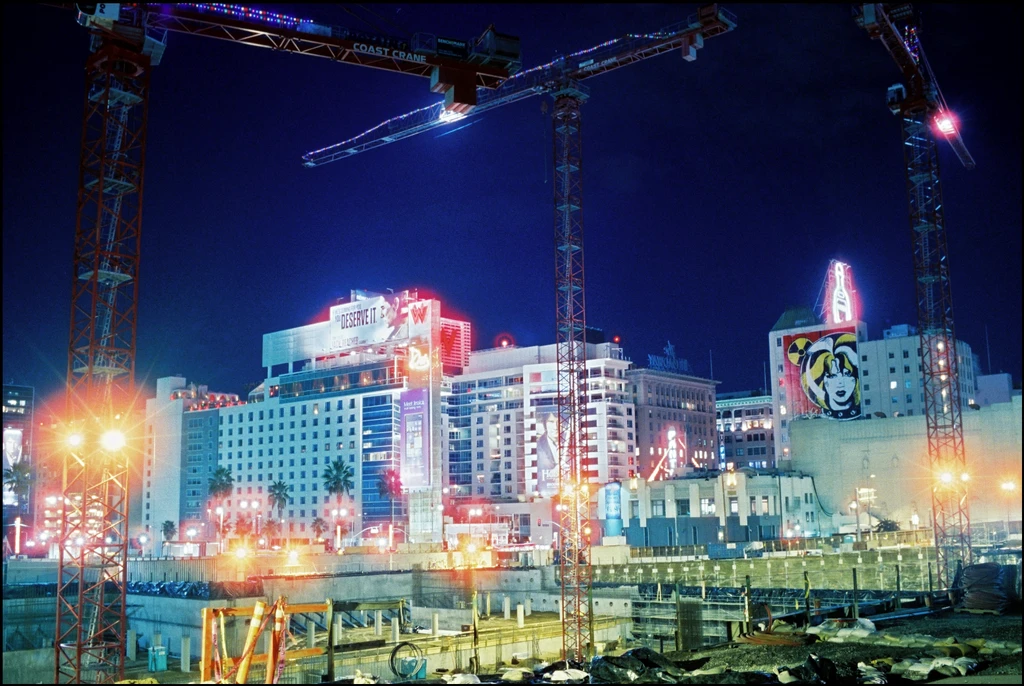 Cinestill 800T (Tungsten) Colour Negative Film (35mm, 36 Exp.) - Image 9